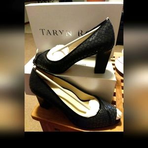 TARYN ROSE FRANCINE EMBOSSED PEEP TOES PUMP SHOE SIZE 9M